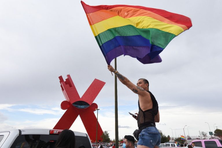 «Queremos familias libres de odio»: comunidad LGBTTTQ+ celebra la diversidad en Juárez