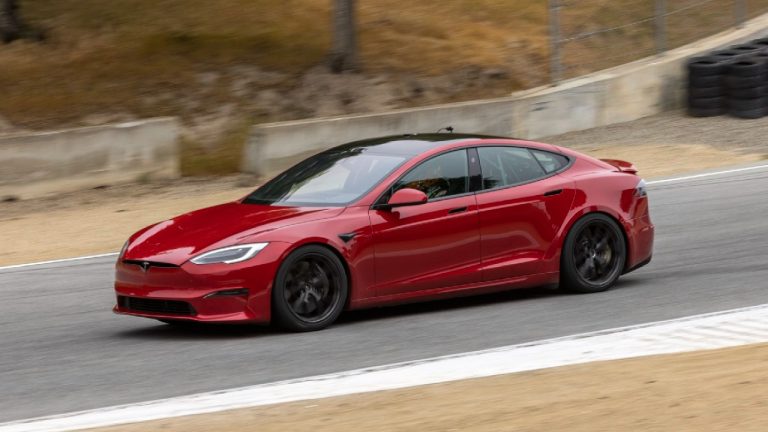 Tesla presenta el automóvil de producción más veloz de la historia