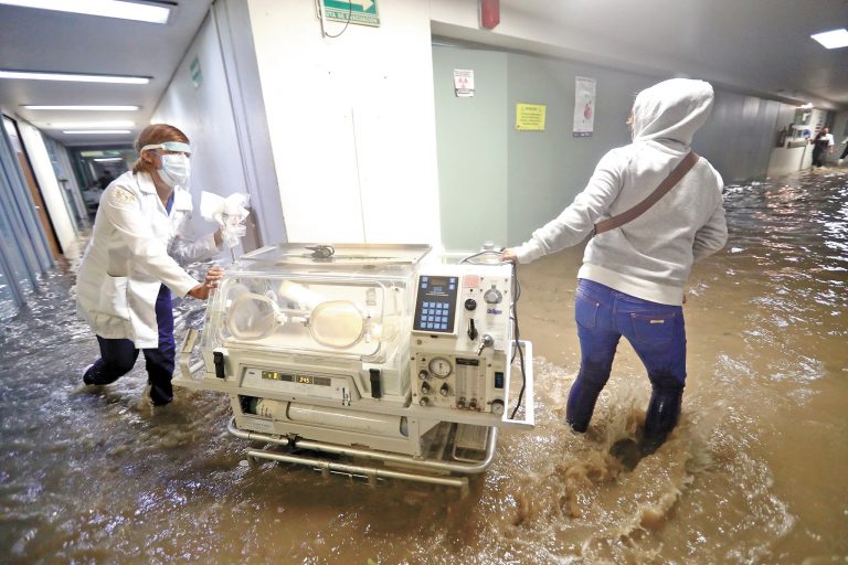 Tormenta en Atizapán, provoca la inundación de edificios y hospitales