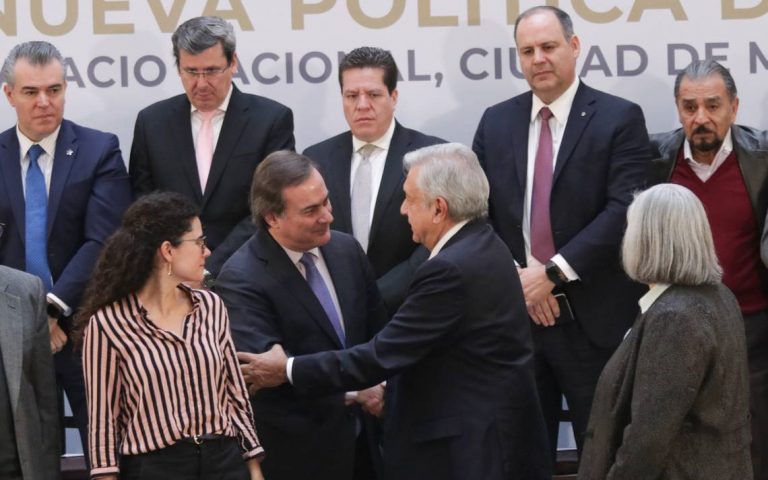 Busca López Obrador acuerdo con empresarios para aumento salarial en 2022