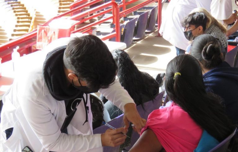 Arranca vacunación de adolescentes en Chihuahua
