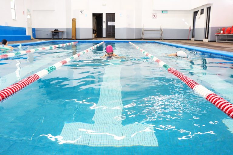 Brindarán clases de natación para adultos en alberca del DIF Municipal