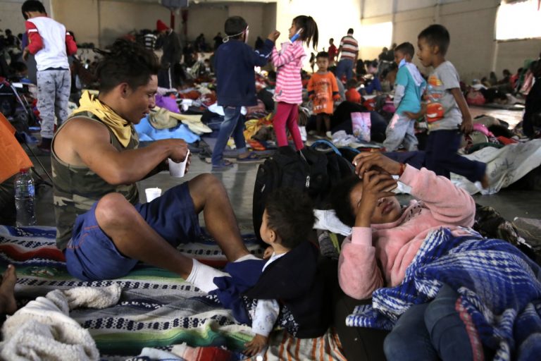 EU inicia expulsión de migrantes bajo el Quédate en México