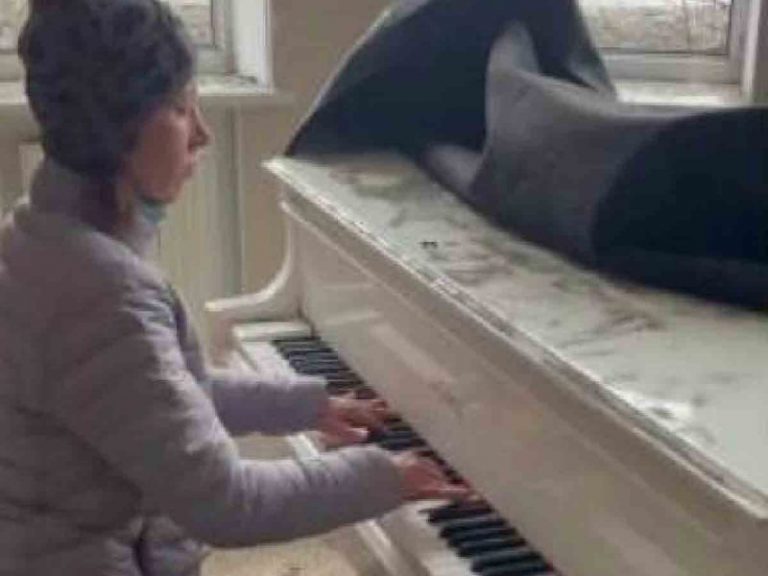Mujer ucraniana toca el piano por última vez durante bombardeo