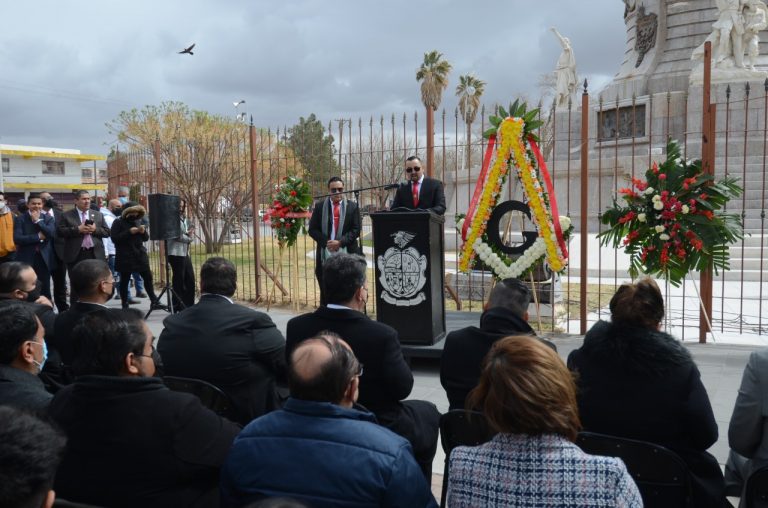 Con ceremonia en el Monumento a Benito Juárez conmemoran su natalicio