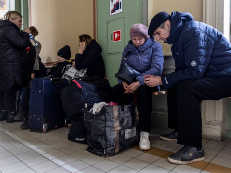 Ucrania pide a civiles huir de Lugansk ante intensificación de ataques rusos
