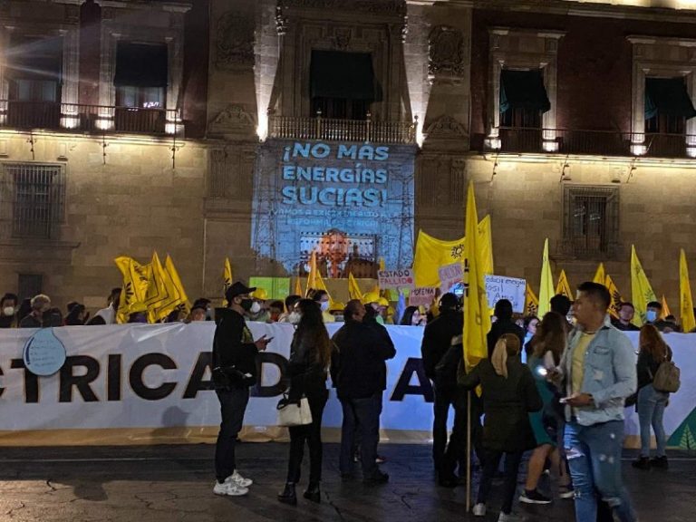 PRD protesta contra reforma eléctrica frente a Palacio Nacional