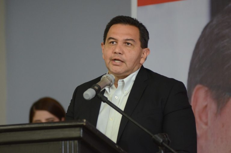 Acompaña Cruz Pérez Cuéllar al senador Ricardo Monreal en presentación de libro