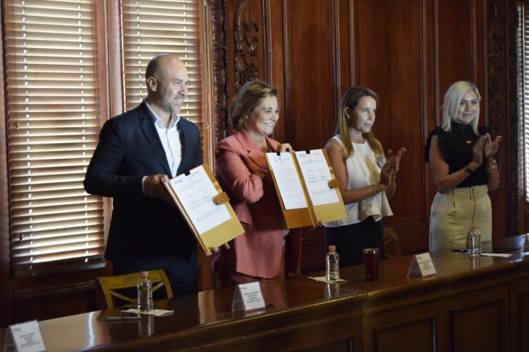 Firma convenio gobernadora con Mercado Libre para poner una tienda virtual