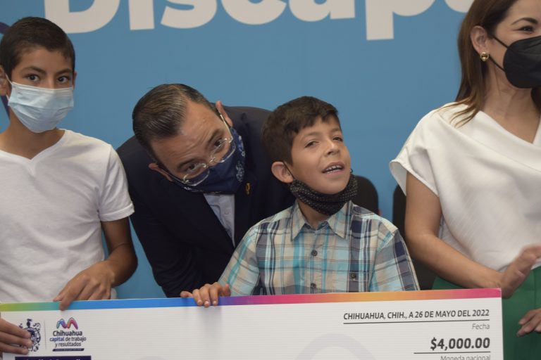 Entrega Marco Bonilla 2 mil 500 becas a personas con Becas de Discapacidad