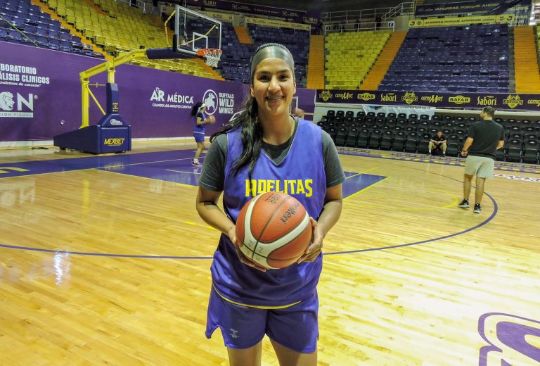 Gladiana Ávila se viste de Adelita