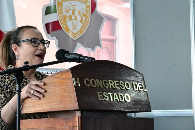 Exponen fotografías del 8M en el Congreso del Estado