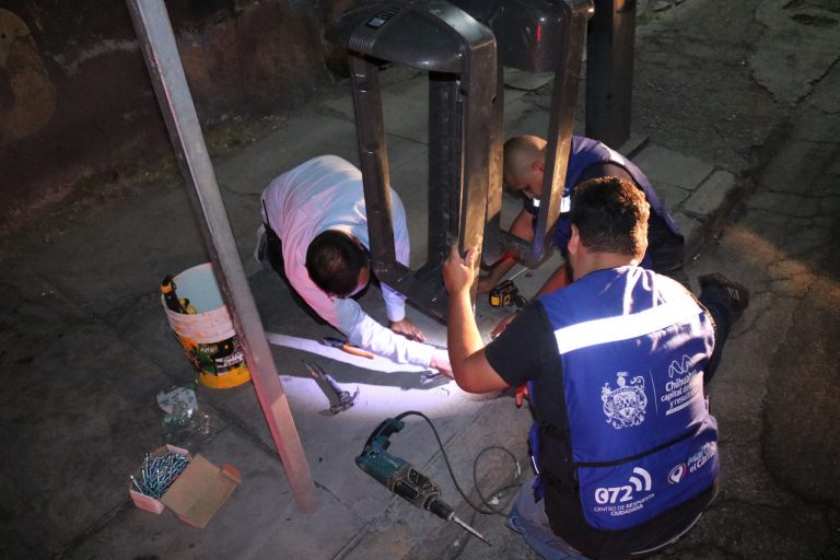 Pinta y sustituye cepos Gobierno Municipal en calle Julián Carrillo