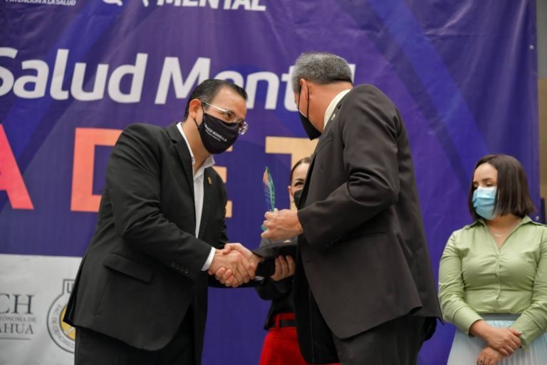 Entrega Marco Bonilla distintivo “Cerca de Ti” a la Facultad de Ciencias de la Cultura Física