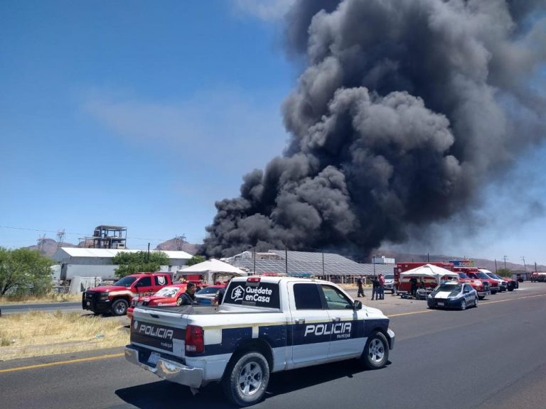 Más de 50 bomberos se encuentran sofocando incendio en fábrica de pinturas