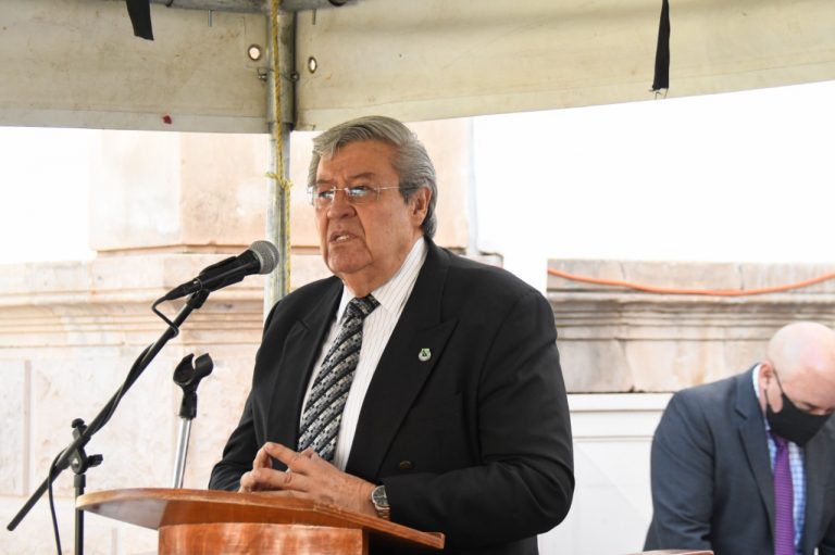 Anuncia rector de la UACH aumento a becas para maestros de tiempo completo