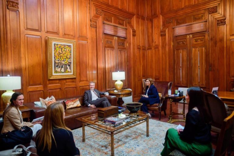 Estrecha gobernadora lazos con la Unión Europea