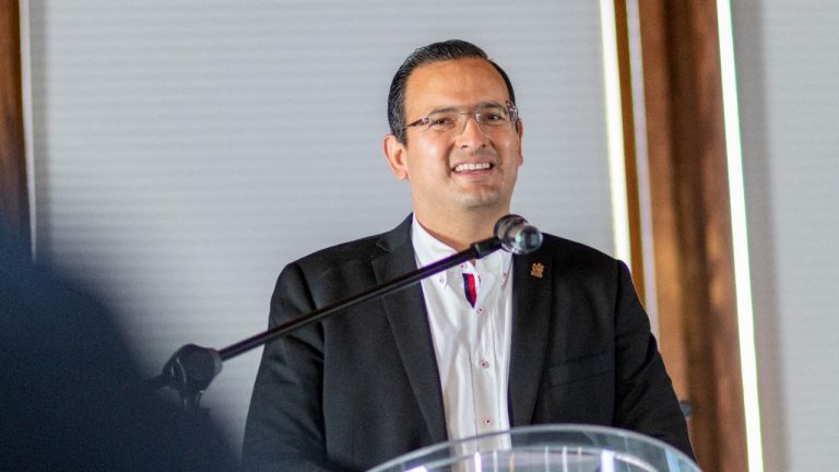 Seguiremos apostando a la educación como la mejor herramienta para combatir la pobreza: Bonilla