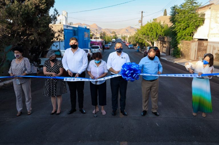 Entrega alcalde cinco calles repavimentadas a vecinos de la colonia Lagos