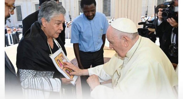 Una carta llena de esperanza: madre buscadora entrega carta al Papa Francisco y pide frenar violencia