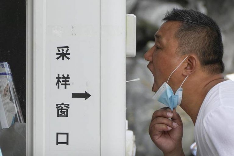 China se disculpa por violencia al allanar viviendas para desinfectarlas de COVID