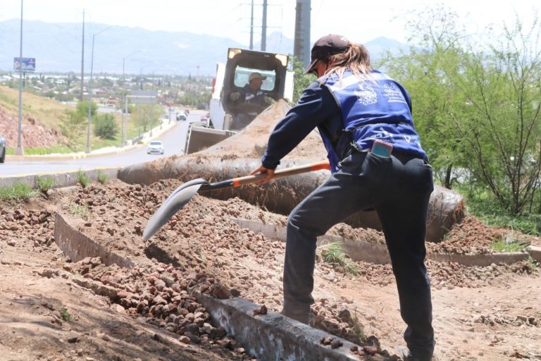 Toma precauciones, continúan trabajos de retiro grava de carretera a Aldama