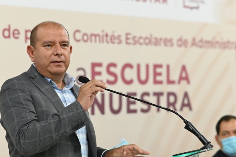 Celebra Cuauhtémoc Estrada apoyos directos a escuelas de la federación mientras otros regalan terrenos; “hay dos visiones de gobierno”