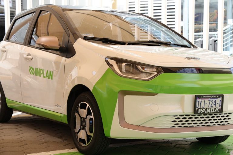 Compra municipio de Chihuahua auto eléctrico con valor de más de 400 mil pesos
