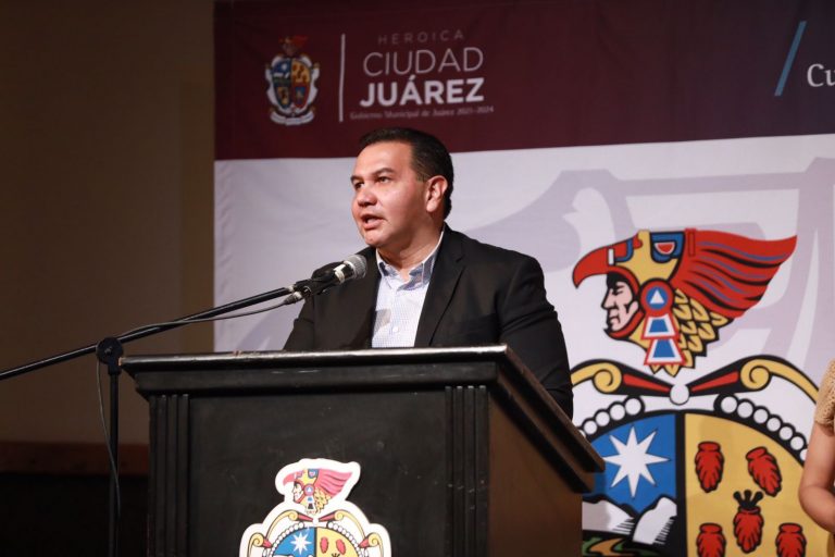 Encabeza Cruz Pérez Cuéllar entrega de becas a universitarios