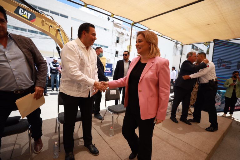 Asiste Cruz Pérez Cuéllar a colocación de la primera piedra de la Torre Centinela