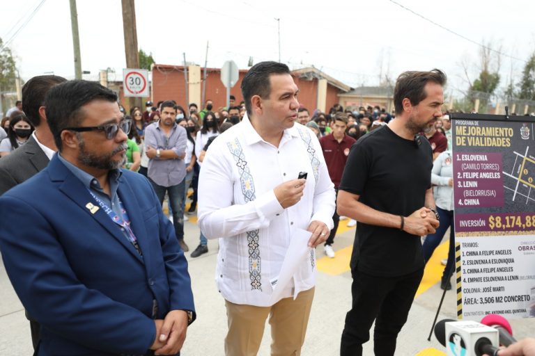 Entrega alcalde pavimentación alrededor de la Escuela Normal Superior