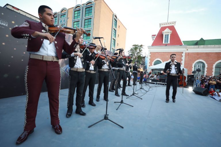 Juarenses reciben con gran entusiasmo a imitadores e intérpretes de Juan Gabriel