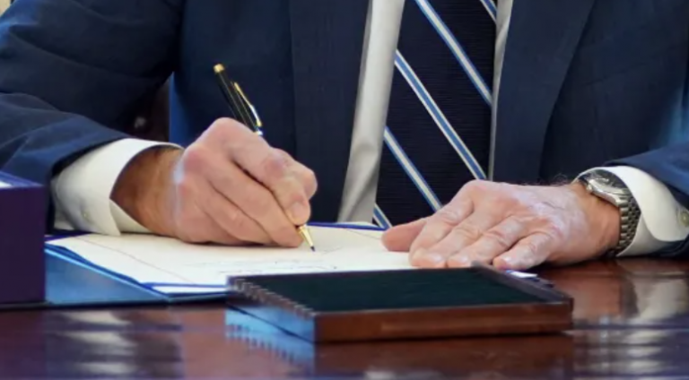 En qué consiste la Ley CHIPS que firmará Biden