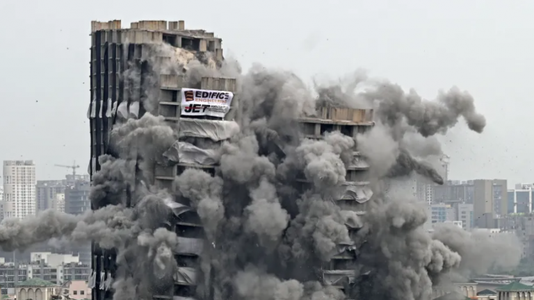 Hombre en la India se queda dormido mientras iniciaba la demolición de su edificio y se salva de milagro