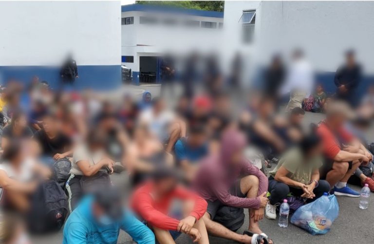Rescata INM en Puebla a 116 personas migrantes transportadas en un camión￼