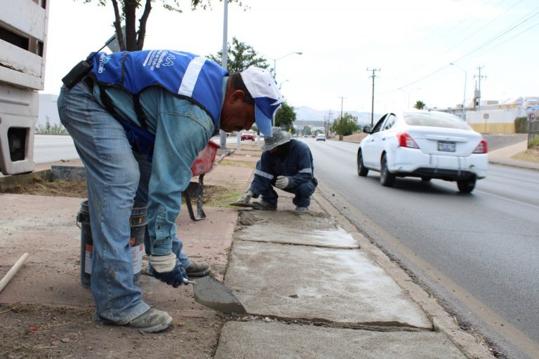 Repara Gobierno Municipal guarniciones y banquetas dañadas de avenida Pacheco