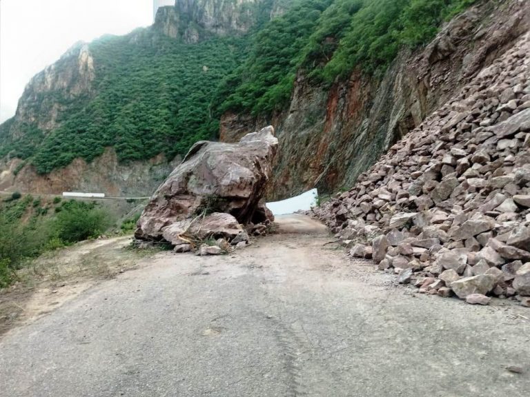 Apoya Gobierno del Estado con retiro de material de deslaves ocasionados por las lluvias en la carretera a Batopilas