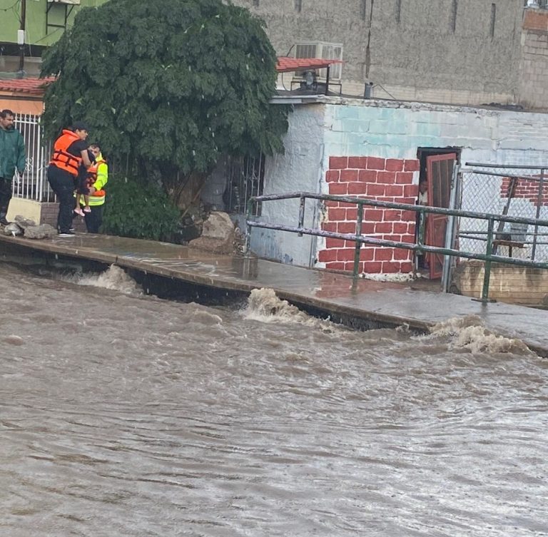 Atienden servicios de emergencia seis incidentes por la lluvia de anoche