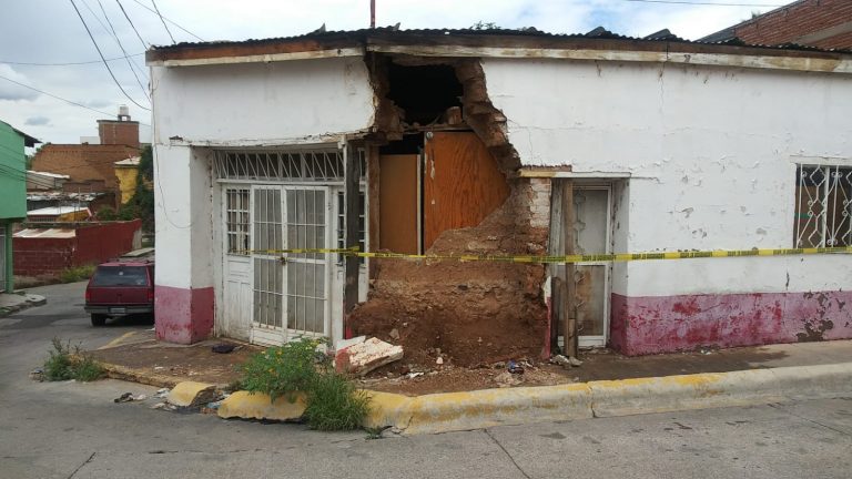 Acordona Protección Civil fincas en peligro de derrumbe por lluvias