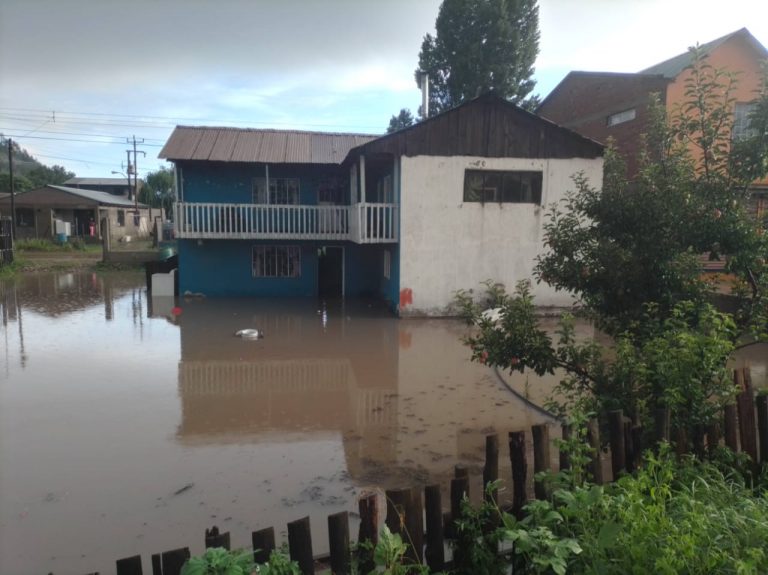 Azota fuerte tormenta en San Juanito inundando viviendas y calles