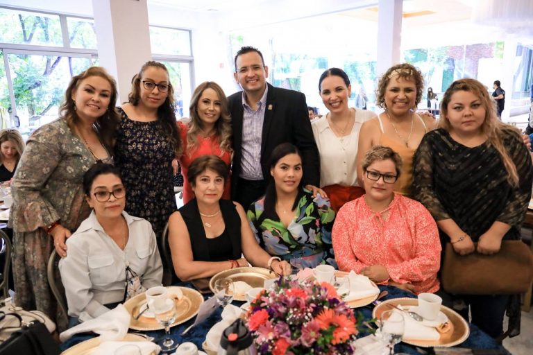 Reconoce alcalde a secretarias del Municipio por vocación y servicio