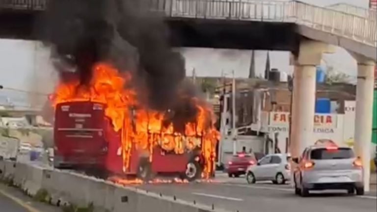 Choque del Ejército y delincuentes desata bloqueos con vehículos incendiados en Zapopan