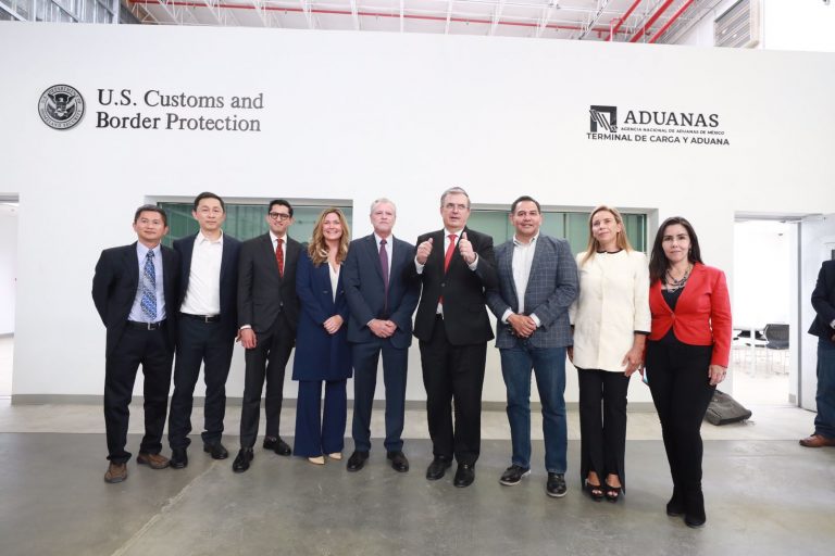 Acompaña Cruz Pérez Cuéllar al canciller Marcelo Ebrard a recorrido en empresa maquiladora