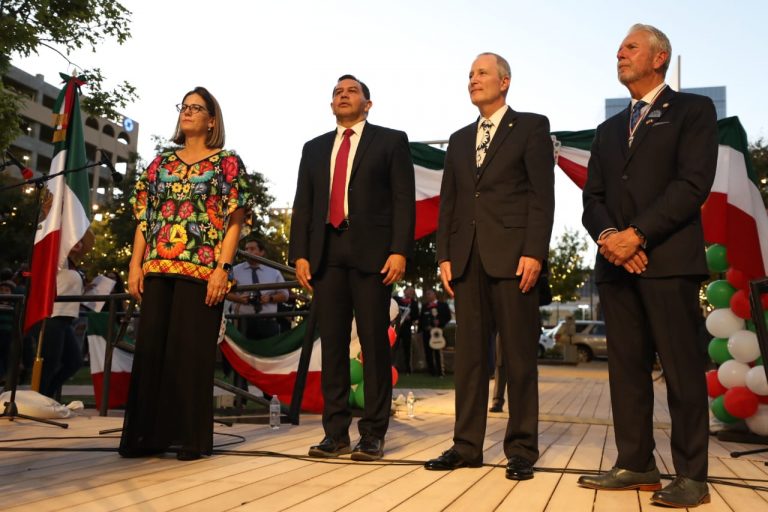 Participa Cruz Pérez Cuéllar en celebración de la Independencia de México en El Paso