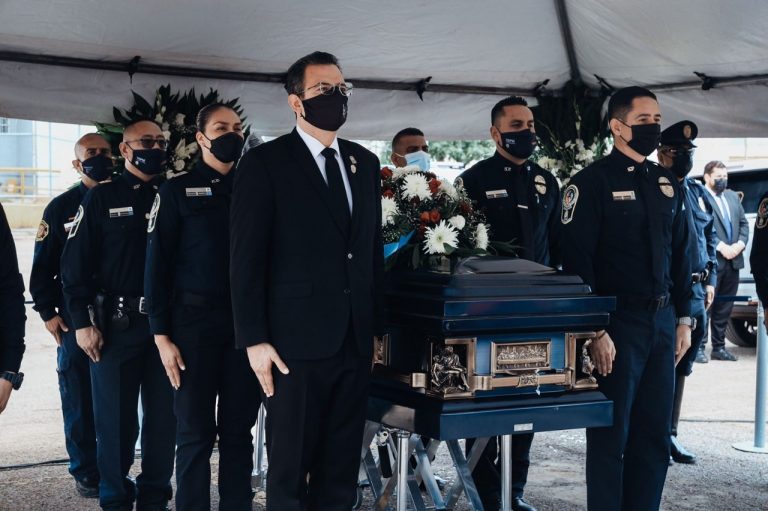 Dan el último adiós con pase de lista y disparos de salvas a policía asesinado