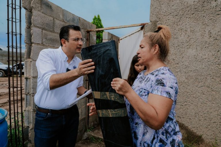 Recorre Alcalde colonia Valle Dorado para atender necesidades de vecinos por lluvias