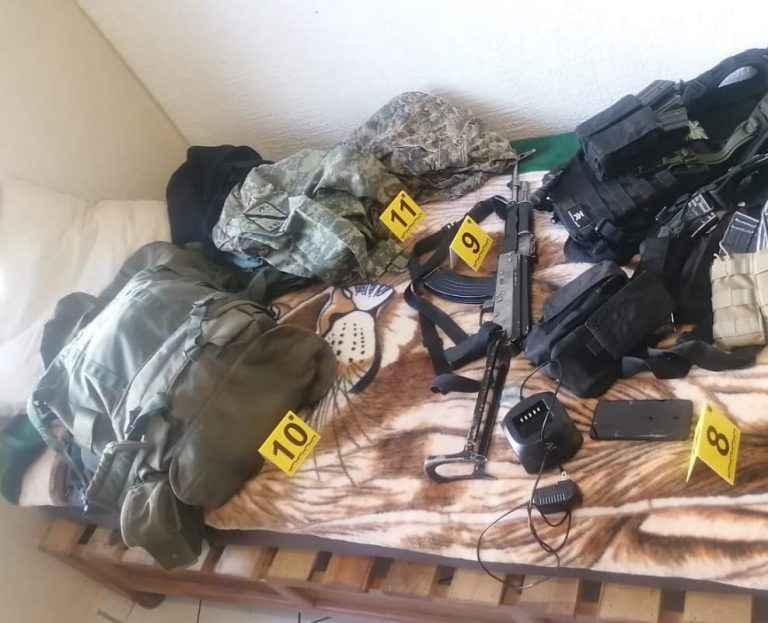 Asegura FGE vehículo, armas y equipo táctico durante cateo en Cuauhtémoc