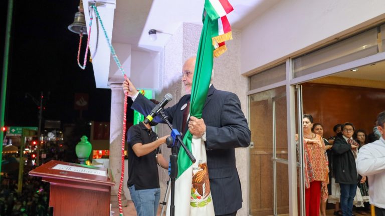 ¡Viva la paz! ¡Viva Cuauhtémoc!, exclama Beto Pérez en Grito de Independencia