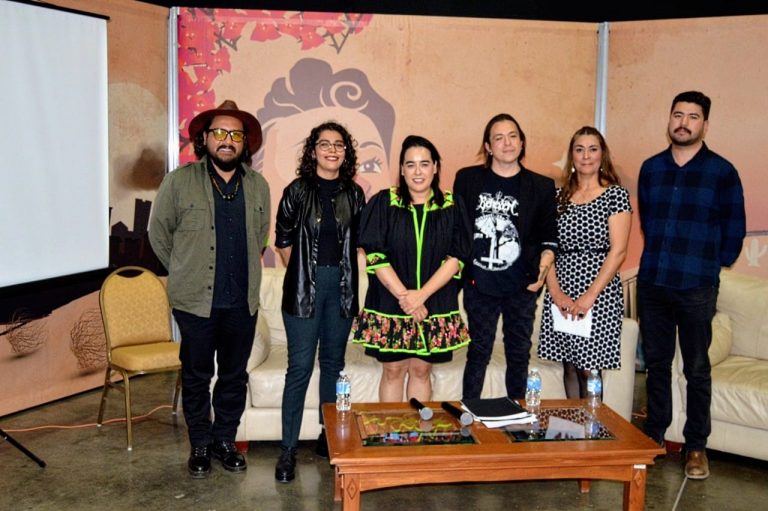 Reciben Víctor González y Karely Reyes Premios Estatales de Literatura Joven 2022