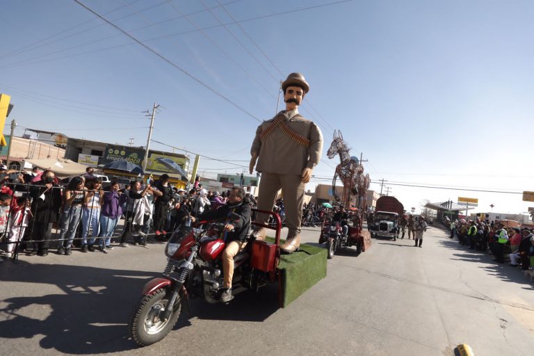 Disfrutan juarenses marionetas gigantes durante Desfile Conmemorativo de Ciudad Juárez
